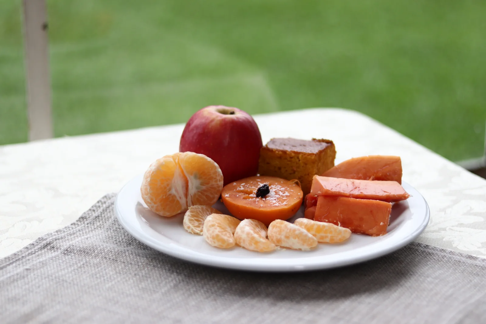 Prato com frutas servido à mesa na Clínica Oásis Paranaense